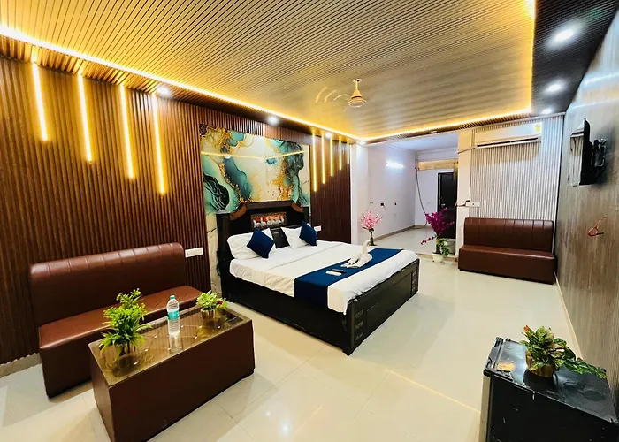 Hotel Happy Palace Opposite Saket Metro