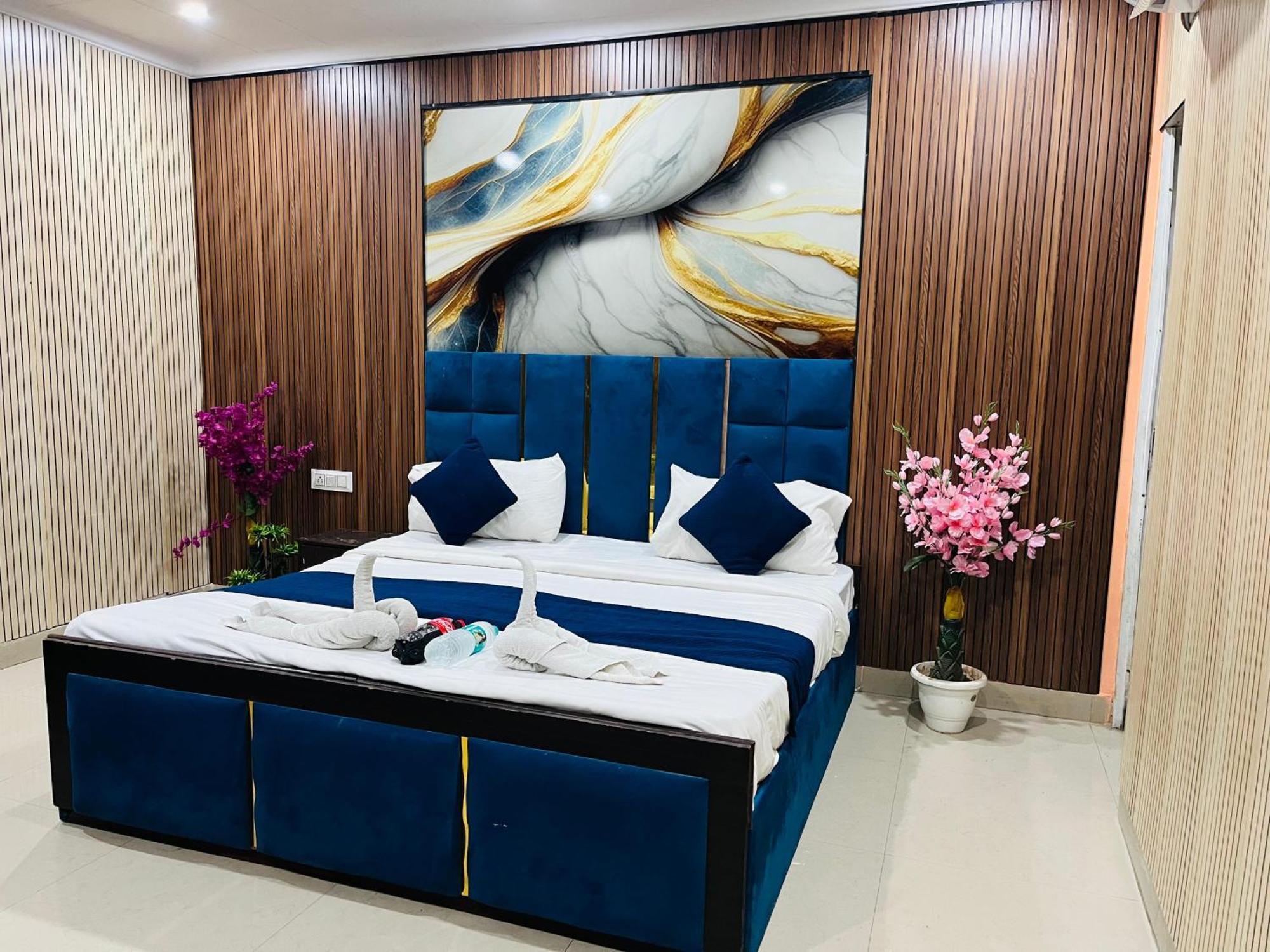 Hotel Happy Palace Opposite Saket Metro New Delhi