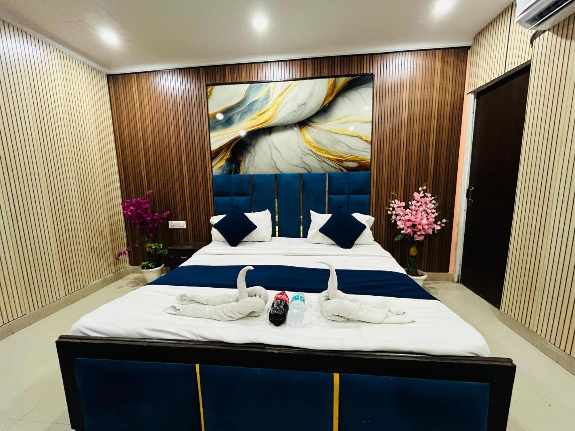 Hotel Happy Palace Opposite Saket Metro 3*