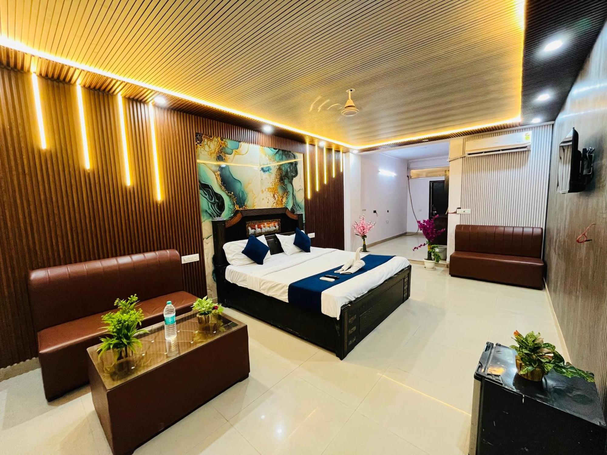 Happy Palace Opposite Saket Metro Hotel 3*